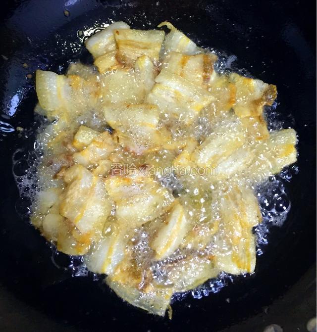 炒锅置中火上，放油烧热，下肉片略炒；倒出多余的油，
