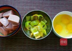 香肠炒鸡蛋的做法图解2