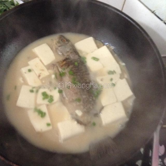最后加少许盐和鸡精调味撒上葱花即可出锅。