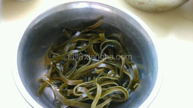 海带切丝煮熟，青菜洗净备用