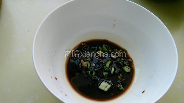 碗里调汁：鸡精、胡椒粉，葱花，蒜末，香油，生抽，醋调好备用 我喜欢吃菜多的