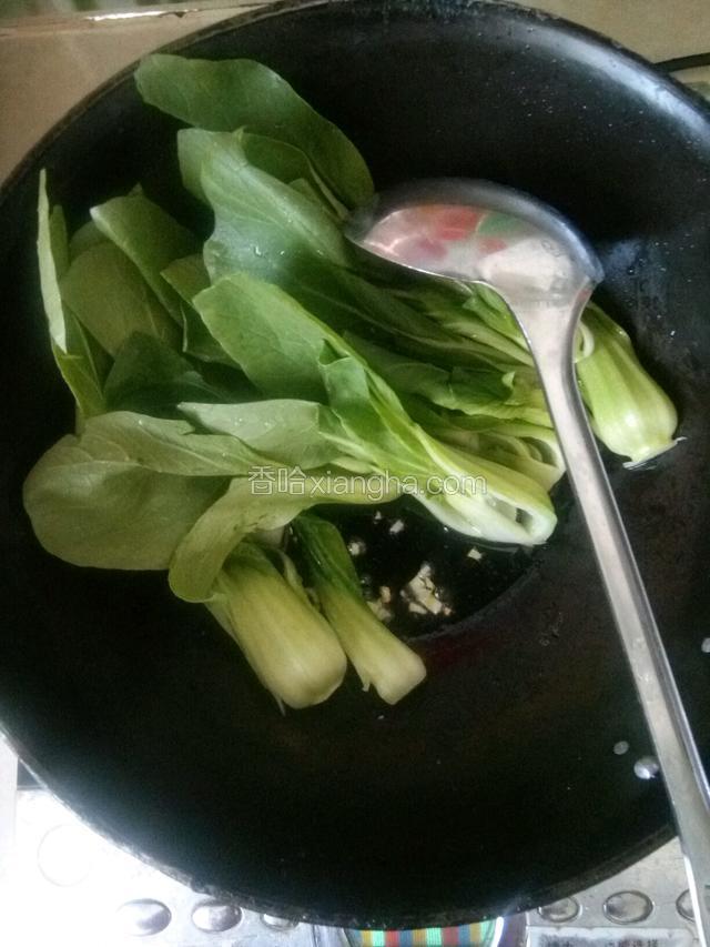 锅中放油，油热后放一半蒜末炒香，倒入油菜大火翻炒至油菜帮熟透。