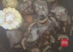 玉米香菇排骨汤的做法图解4