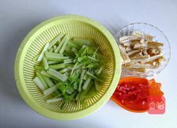 芹菜炒腐竹的做法图解1