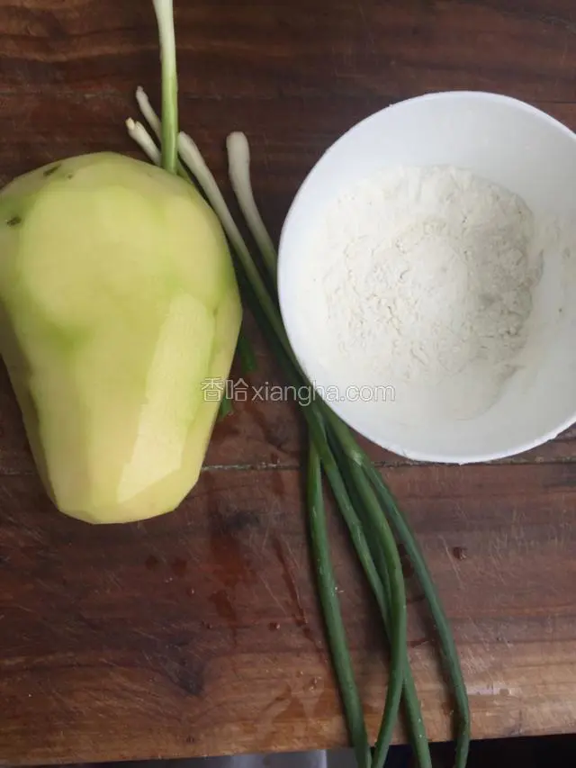 土豆削皮，小葱洗净，面粉适量