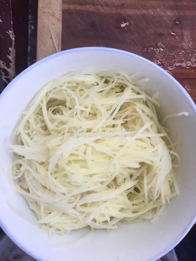 土豆切丝，放少量盐用手抓匀腌2分钟