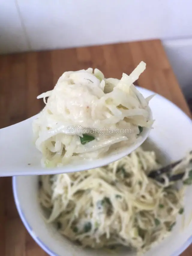 用勺子挖出圆型丸子状