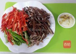 尖椒炒猪耳根的做法图解1