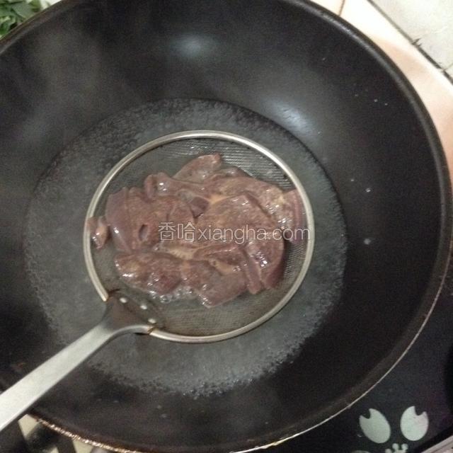 锅中水烧开，放入猪肝烫半分钟。