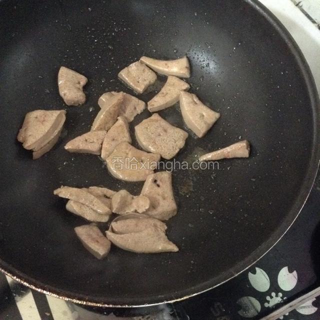 取一干净的锅，用麻油炝锅，倒入猪肝。
