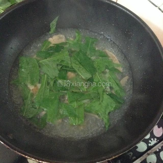 水烧开放蒲公英煮一分钟加盐和鸡精调味即可出锅。