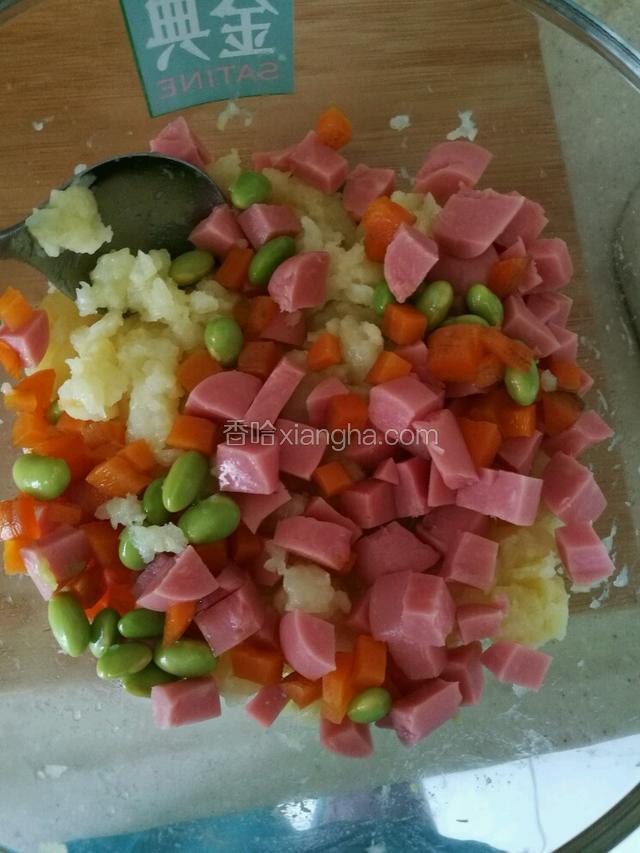 把所有准备好的配料放在一个碗里