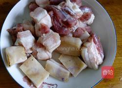 土豆炖五花肉的做法图解1