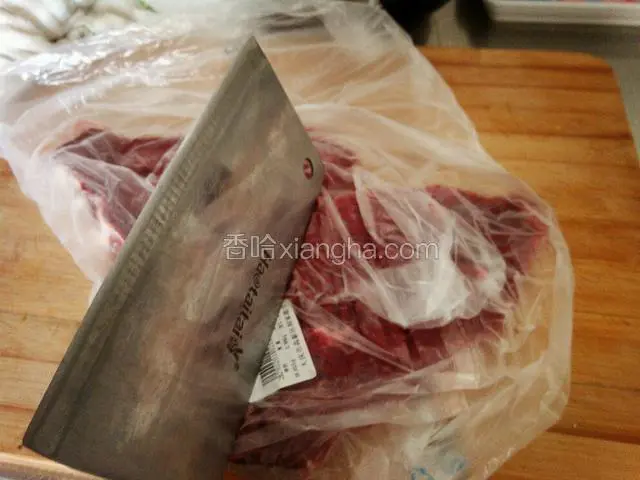 牛肉买回来洗净，放袋子里，用刀背拍五分钟，正反面都拍