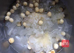 蜜汁银耳红枣莲子枸杞羹的做法图解1