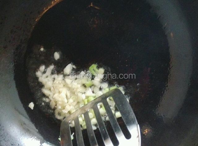 油锅烧热，加适量油，炒香葱蒜末。出香味关火。