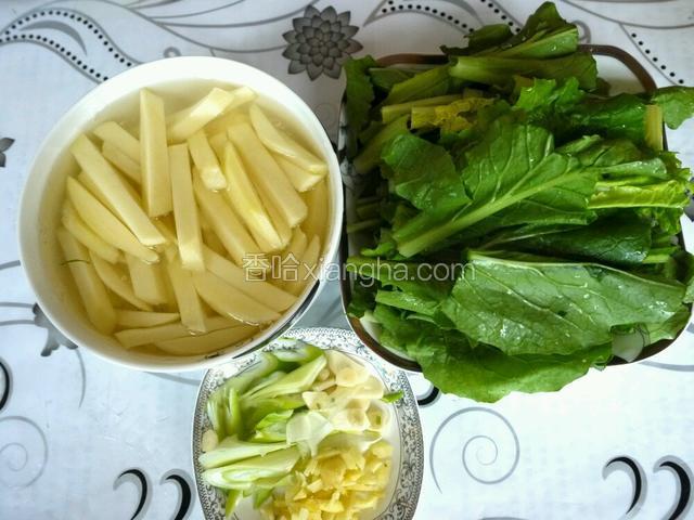 小白菜用盐水泡10分钟后洗净切段，土豆去皮后切条，葱切段，姜切碎，蒜切片备用。