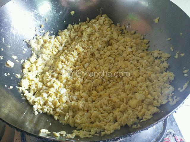 炒熟！用翻菜铲捣碎！