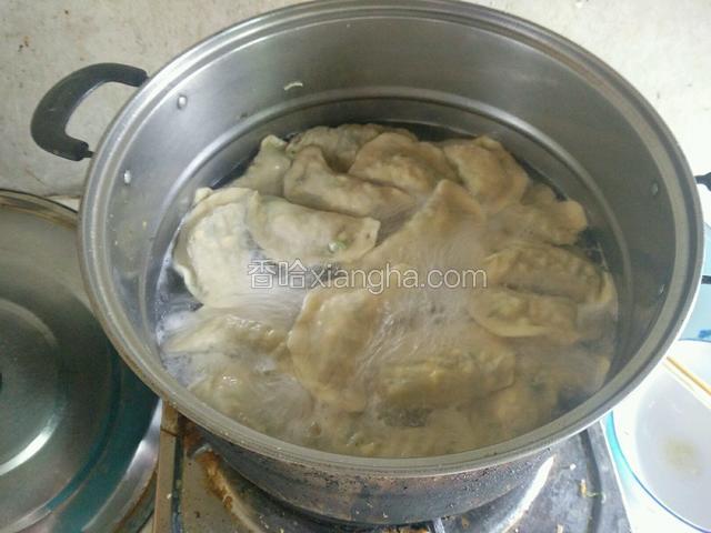 锅里加水烧开！下饺子！煮四到五分钟就可以了！
