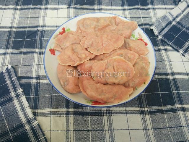纯天然粉红色饺子