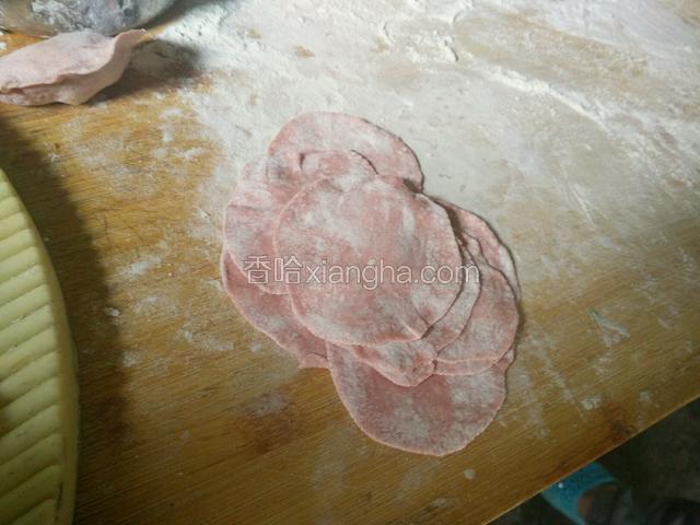用擀面杖擀成面片！