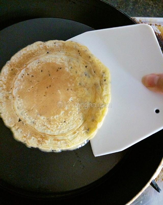 用塑料刮板小心将初定型的面饼刮下来。
