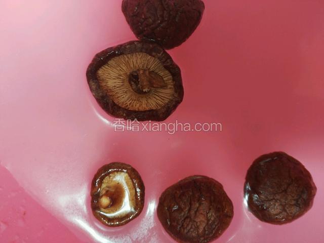 干香菇浸泡30分钟，切细