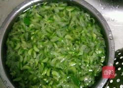 凉拌槐花的做法图解2