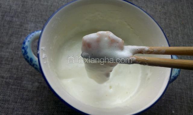 里脊肉片逐个裹上蛋白糊
