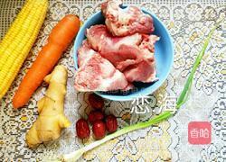 胡萝卜玉米筒骨汤的做法图解1