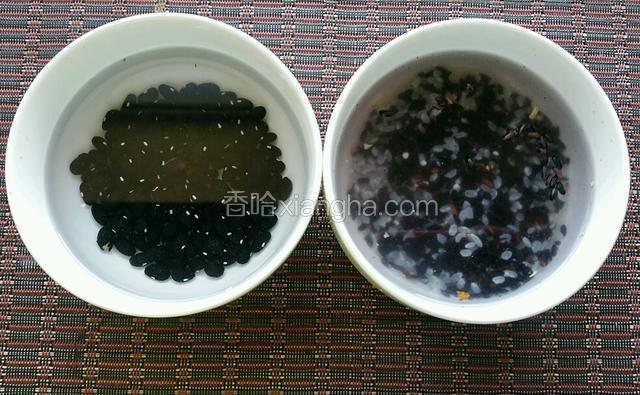 黑豆和黑米大米提前泡水2小时