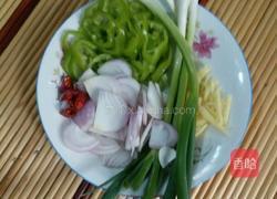 青椒洋葱炒腊肉的做法图解1