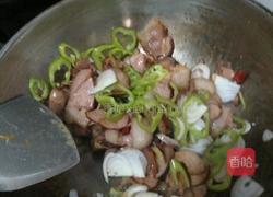 青椒洋葱炒腊肉的做法图解6