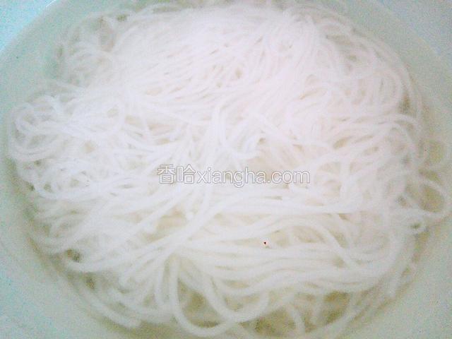 给锅里加凉水，大火烧开，把米线放开水里煮熟，盛入碗里备用。