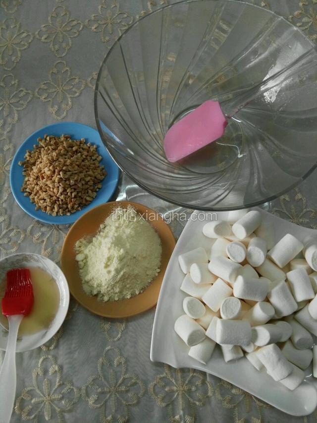 称量好所有原材料准备一个可以微波炉用的大碗  这个配方大概可以做50颗左右 准备好自己喜欢的糖纸 