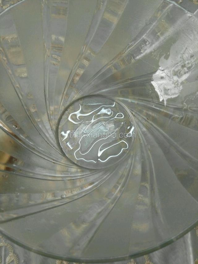 在大碗表面均匀刷上一层玉米油防粘