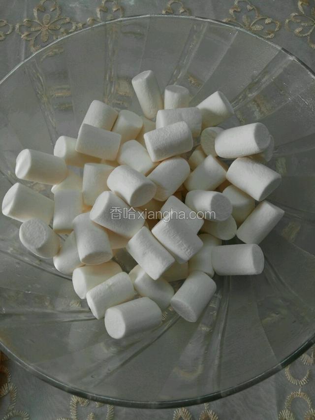 倒入棉花糖 微波加热2分钟至棉花糖完全融化