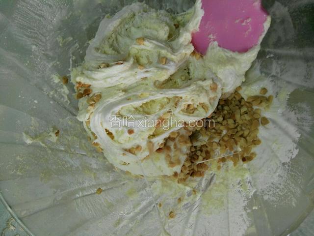 加花生碎继续搅拌