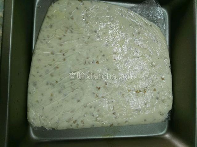 用保鲜膜包裹 擀平成1厘米左右的厚饼 放冰箱冷藏30分钟