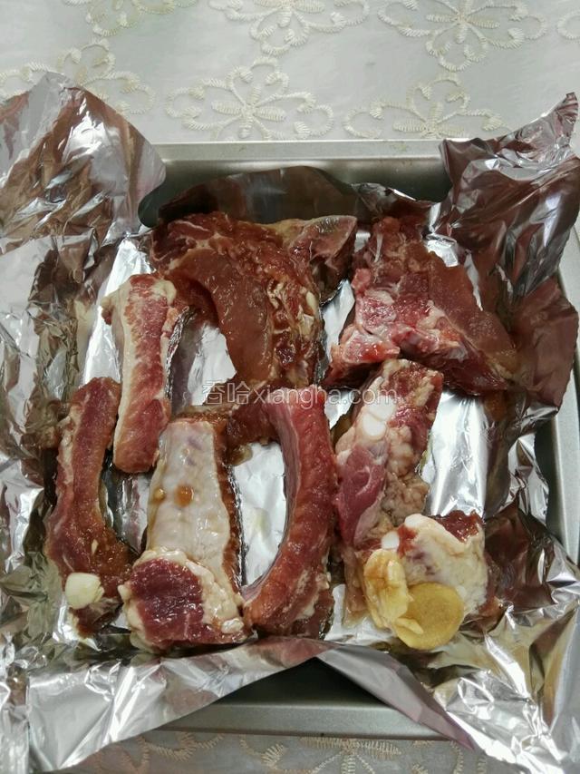 准备一个烤盘 上面铺上锡纸 腌好的排骨均匀码好 