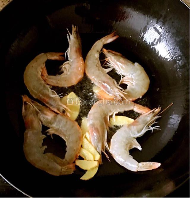 姜片炒出香味后把洗好的虾放入锅中翻炒
