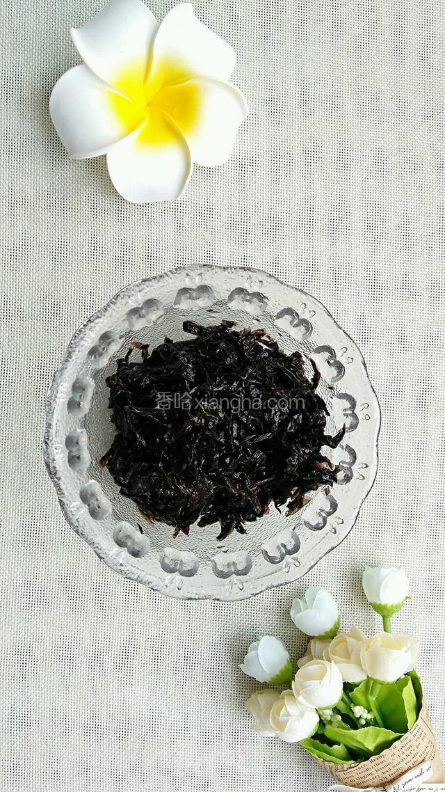 紫菜用水泡发后冲洗干净。