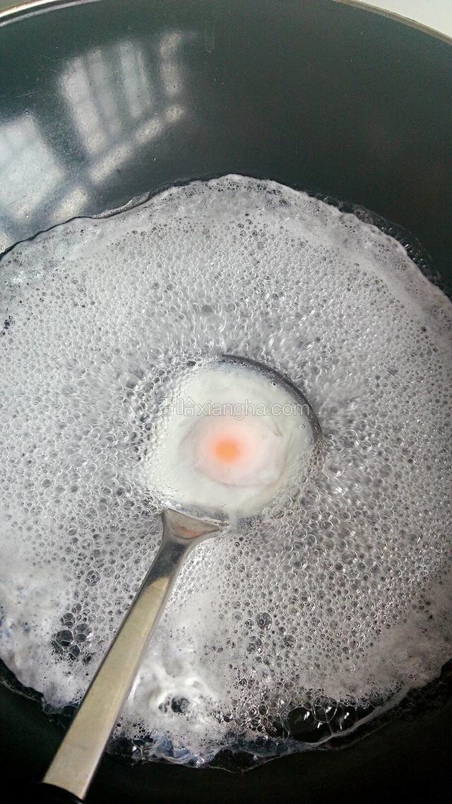 锅中烧适量热水，找一个大汤勺，汤勺里放部分热水，将鸡蛋敲入汤勺中，再将装着鸡蛋的汤勺放入沸水锅中，让鸡蛋定型。