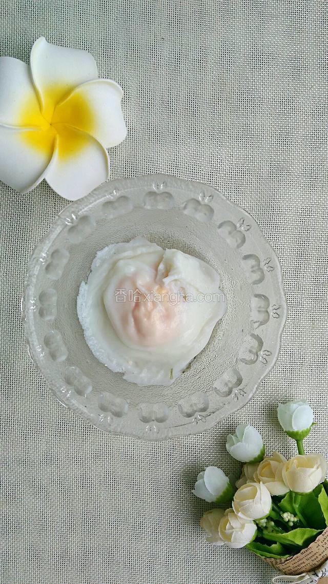 鸡蛋定型后脱离汤勺，煮至需要的程度捞出。