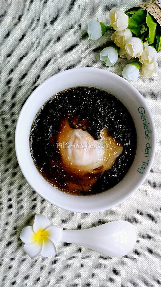 紫菜倒入锅中稍微煮煮，加适量油和盐后倒入汤碗中，将鸡蛋也放入汤碗中即可。