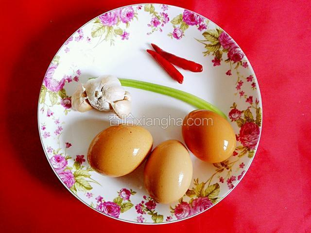 准备好食材：鸡蛋，大蒜，红美人，芹菜杆。
