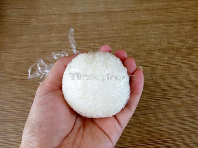 用双手团成圆形稍微捏紧实。
