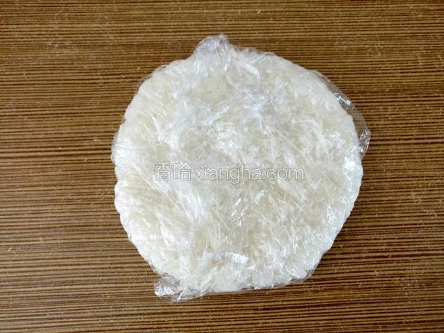 放在桌上按扁成圆形。