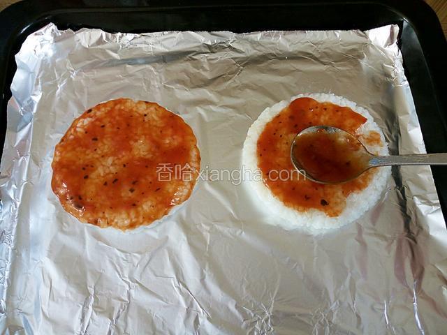 用勺子涂一层披萨酱。