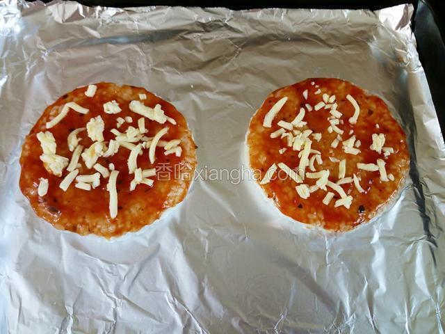 撒上一些芝士碎。